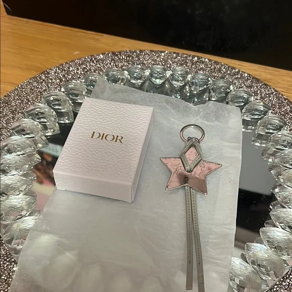⭐️Dior Star Keychain - Picture 1 of 6